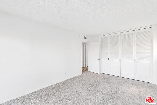 Building Photo - 825 S Gretna Green Way