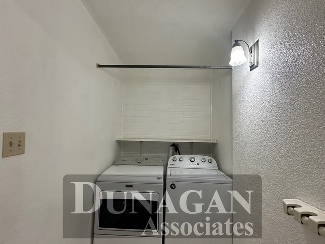 Building Photo - 3 bed 2 bath Country Club Division