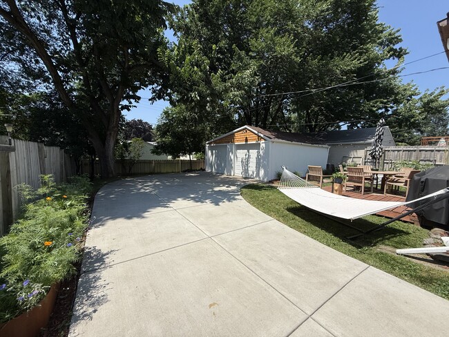 Building Photo - 3310 Zinran Ave S