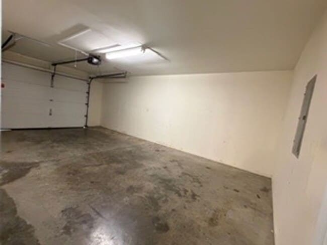 Building Photo - Like New Burlington 3 Bedroom, 2 bath w/garage - Won't Last!