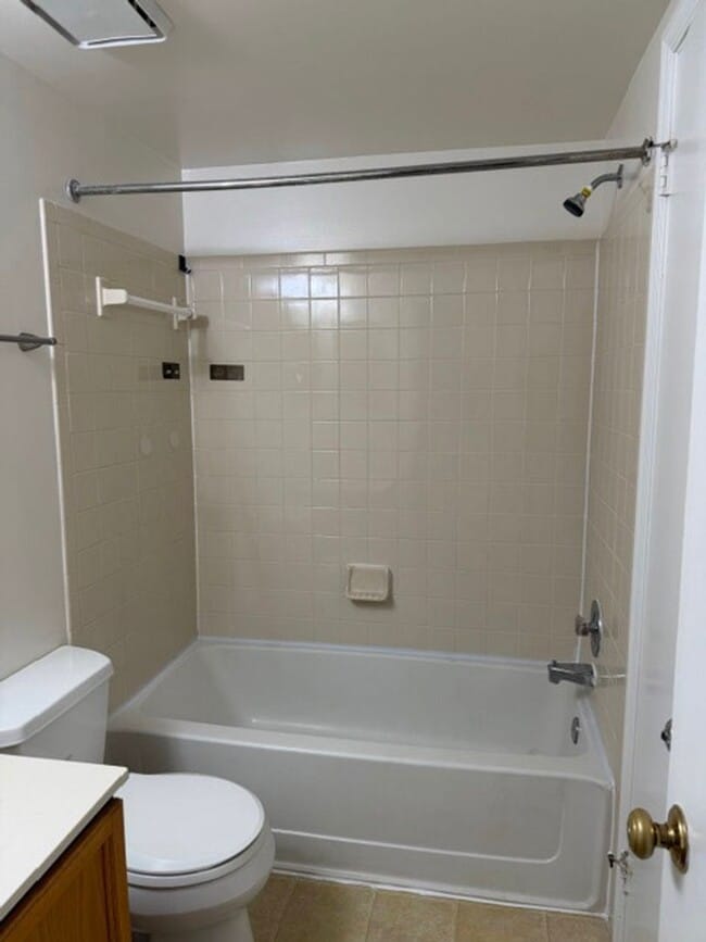 Building Photo - Charming 1 Bed 1 Bath Condo In Convenient Heatherlea