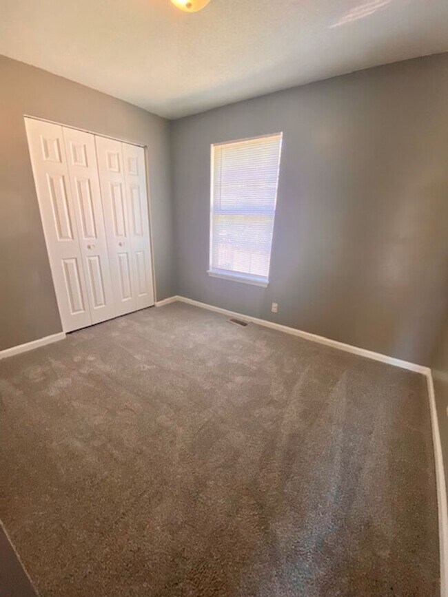 Building Photo - Like New & Move in Ready