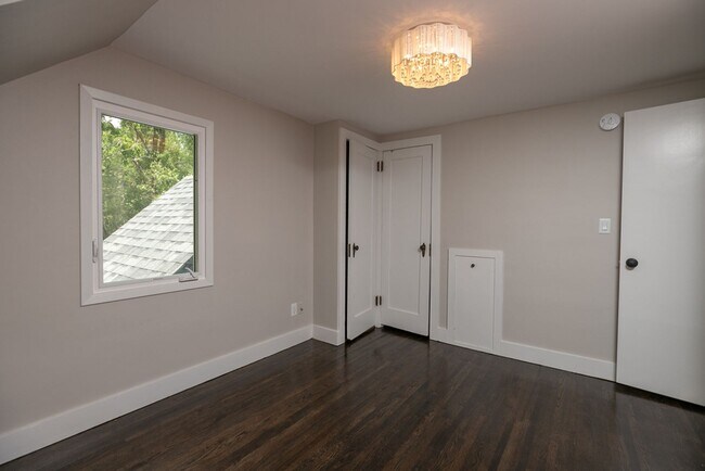 Building Photo - Renovated Beautiful Single Family House