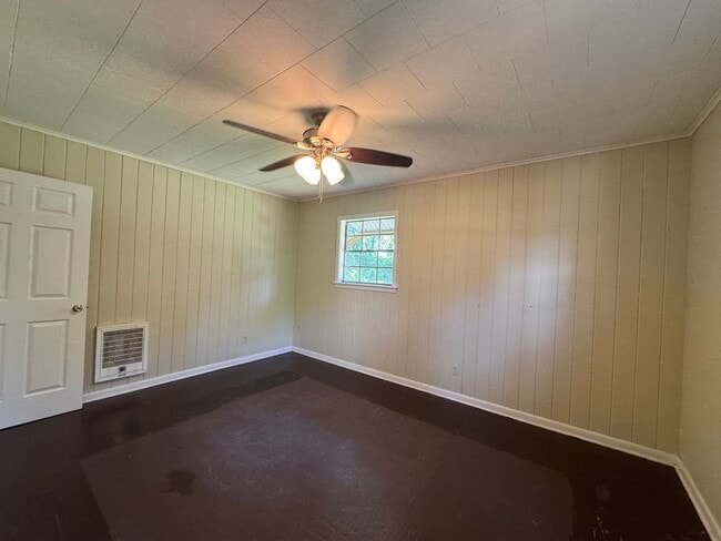 Building Photo - 3 Bed 1 Bath House