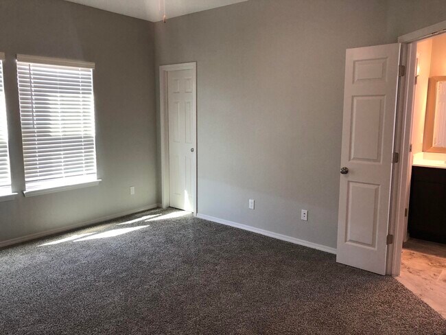 Building Photo - 825 Whitebrush Dr
