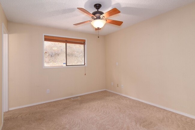 Building Photo - 4 Bed 3 Bath North Side Home nearly 2400 s...