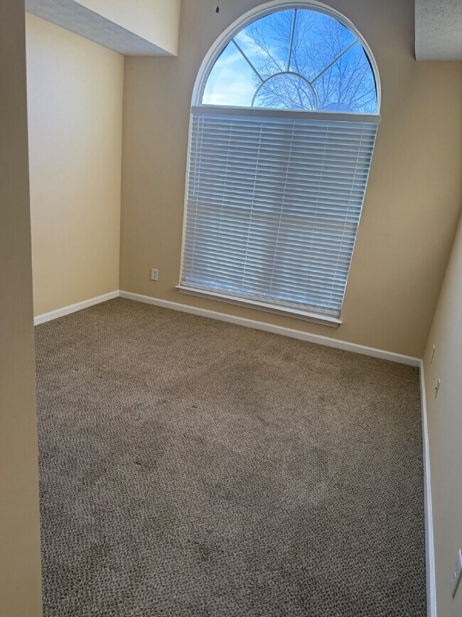 Building Photo - 4 bed/3bth with over 2000 sq ft. In beautiful Hendersonville!!!