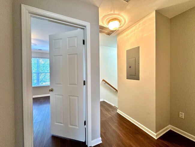 Building Photo - 3/3 Townhome in West of the Ashley!