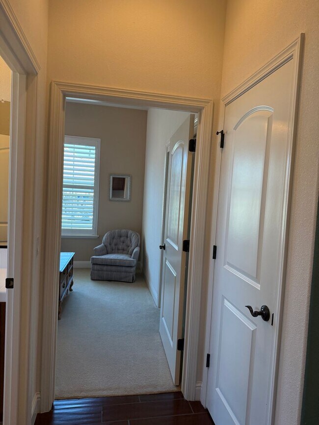 Building Photo - Move-in Ready!