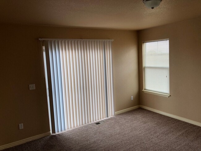 Building Photo - Duplex Town Home Rancher One Level Living