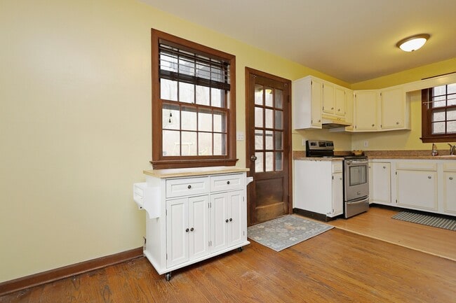 Building Photo - 380 Newtown Turnpike