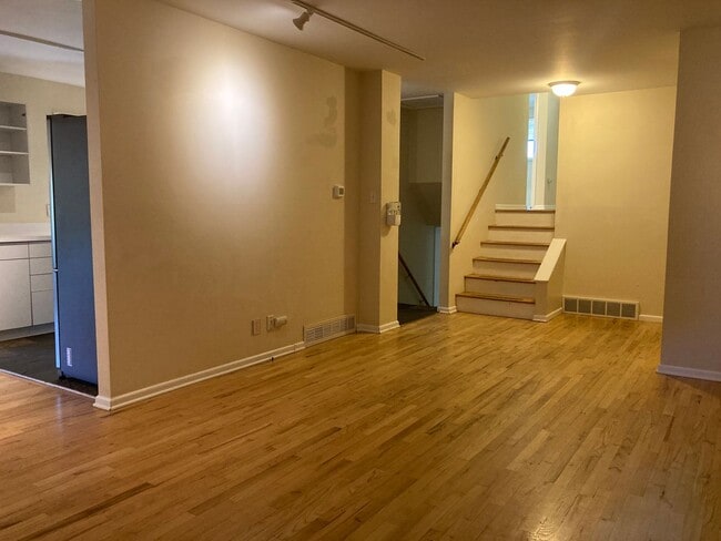 Building Photo - Huge 5BR, large yard, fireplace, big rooms! (Bellaire)