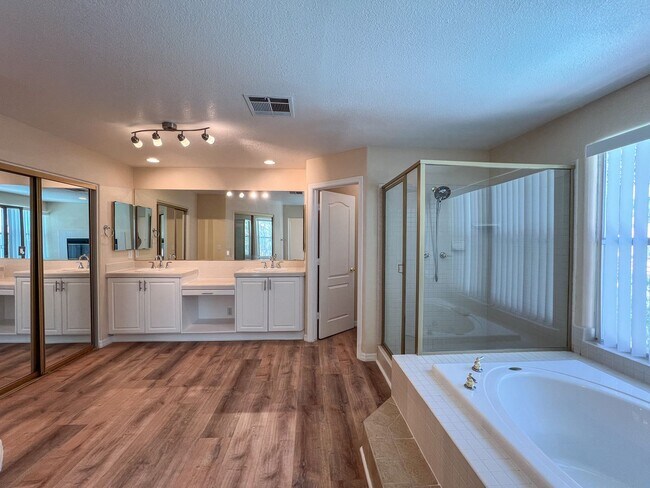 Building Photo - Pool Home in Gated Community