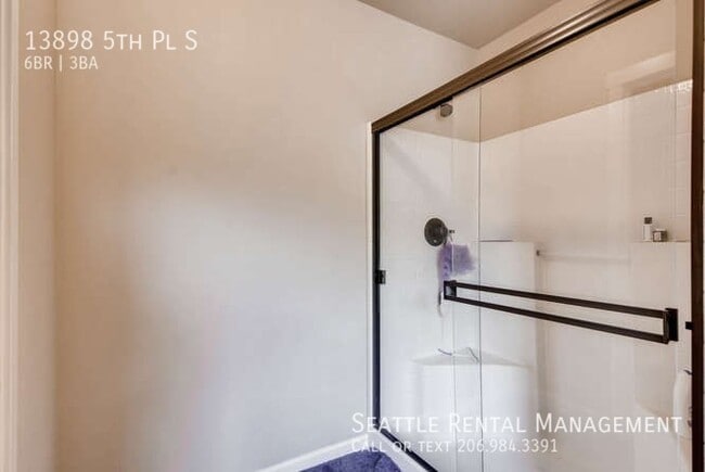 Building Photo - Burien - Rare 6 Bedroom Home Hidden Betwee...