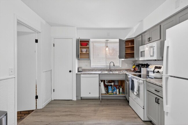 Building Photo - 1545 Reale Ave