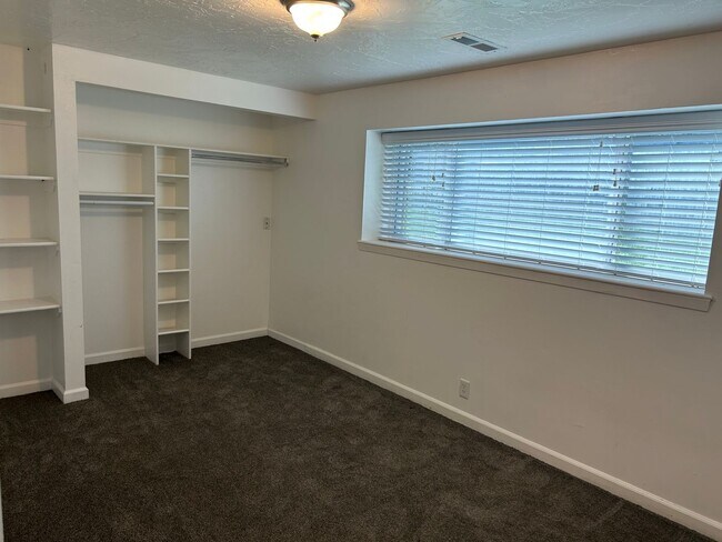 Building Photo - 3801 S Franklin Cir