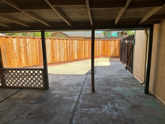 Building Photo - Terrific Brentwood location at the end of ...