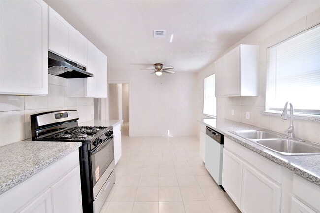 Building Photo - 222 Spell St