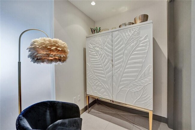 Building Photo - 110 SE 2nd St