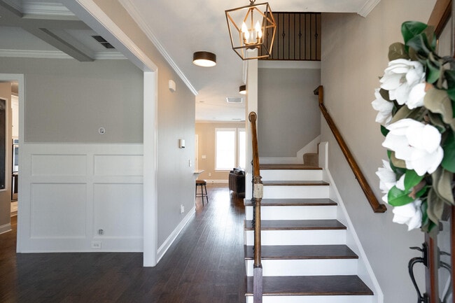 Building Photo - 657 Tree Top Trl