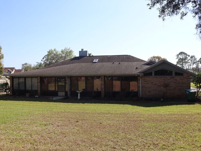 Building Photo - Beautiful Brick Home in Crystal Lakes Estate Call Carole Arcaro 386-216-4900 Deltona Lakes Realty