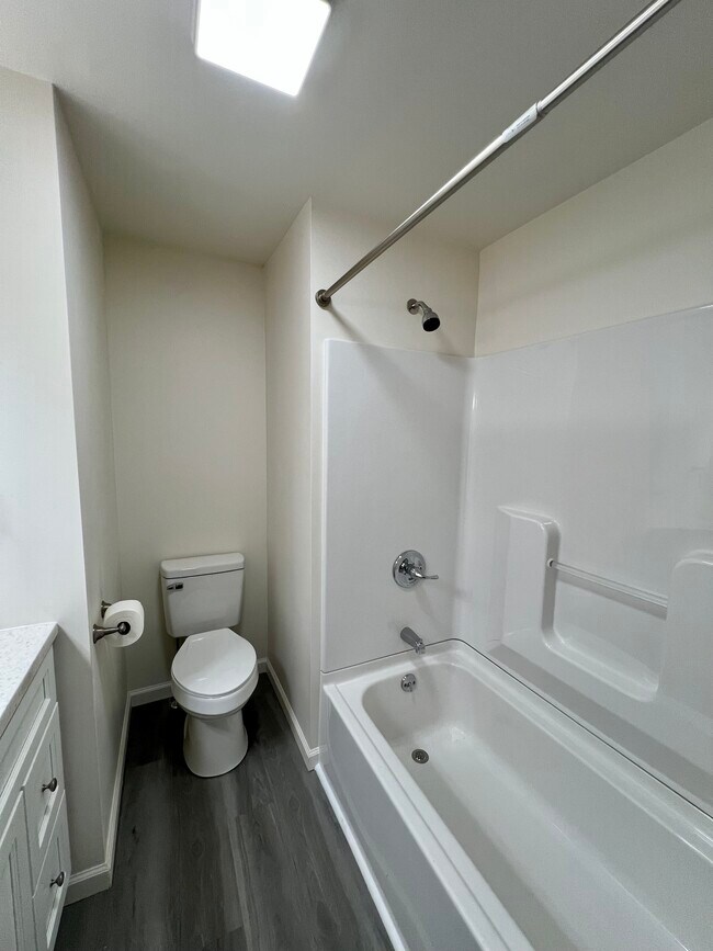 Building Photo - 425 Center St