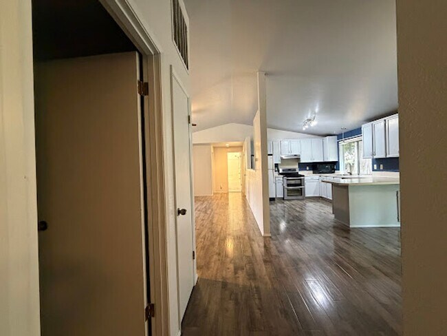 Building Photo - Spacious living with city access 3 bed 2 bath rambler!