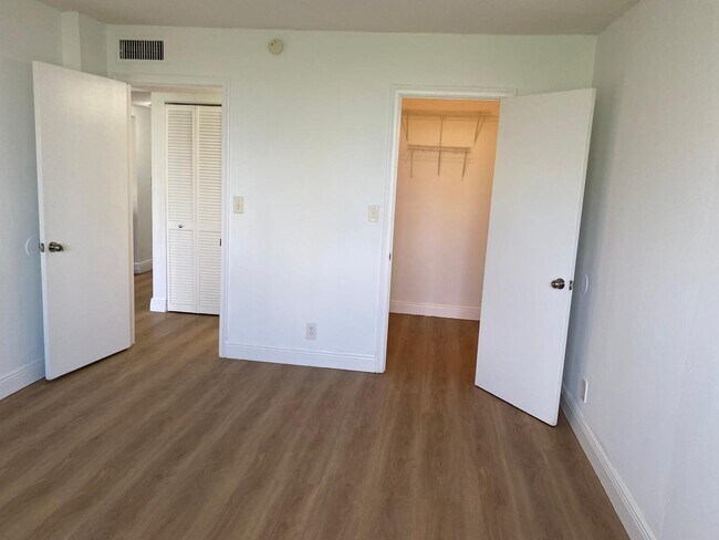 Building Photo - 9143 SW 77th Ave