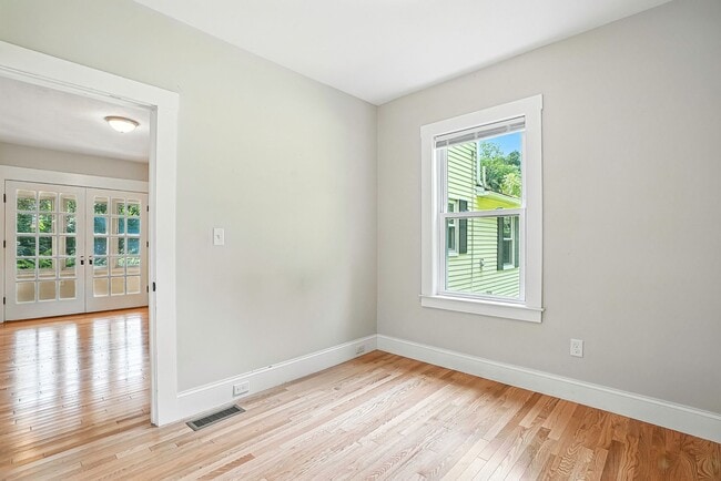 Building Photo - ***Please Respond Directly to the Online L...