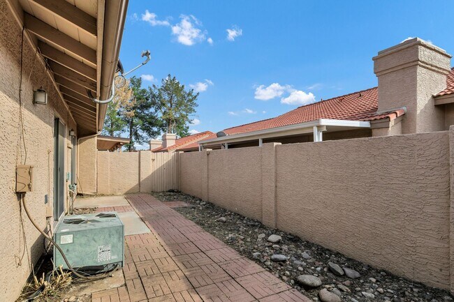 Building Photo - 2/2