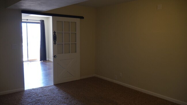 Building Photo - 3 Bedroom 2.5 Bath Townhome with Great Mou...