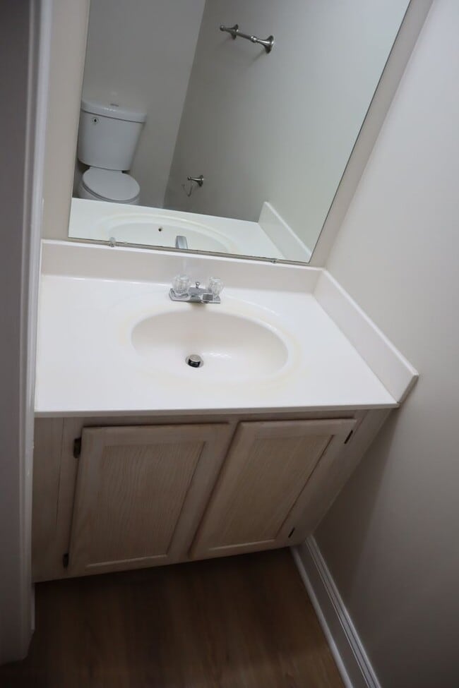 Building Photo - Exquisite Renovated Townhome in Germantown Estates