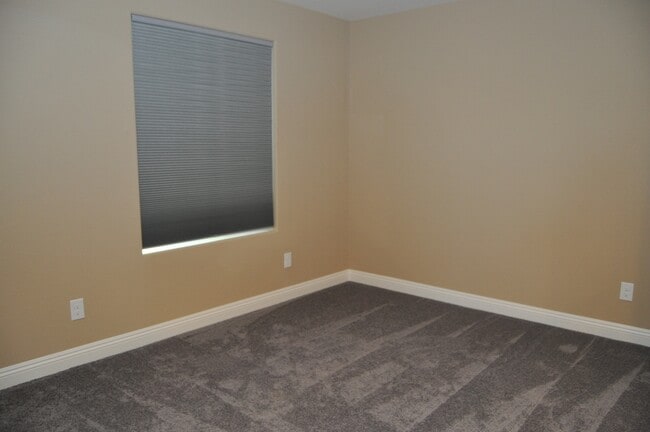 Building Photo - Fabulous 3 bedroom home in gated community!