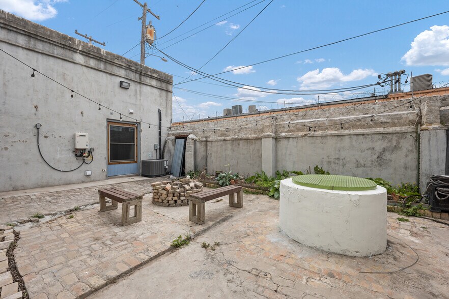 Patio and Garden - 1500 E Madison St