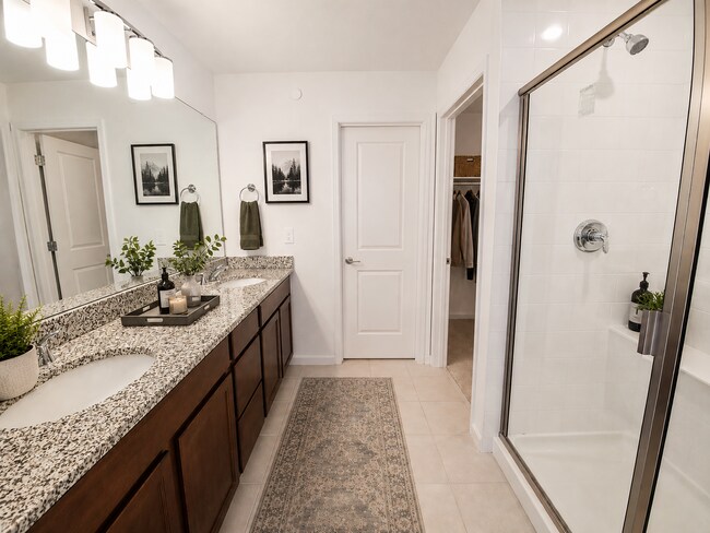 Building Photo - Newer Townhouse in Ideal North Gate Location!