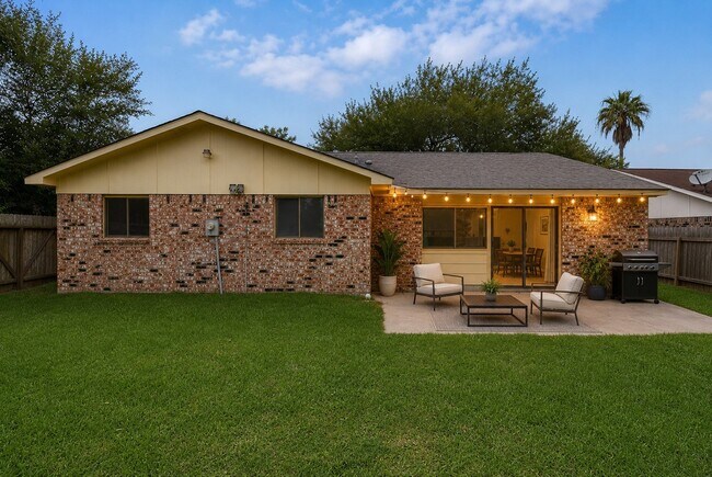 Building Photo - 702 Tara Plantation Dr