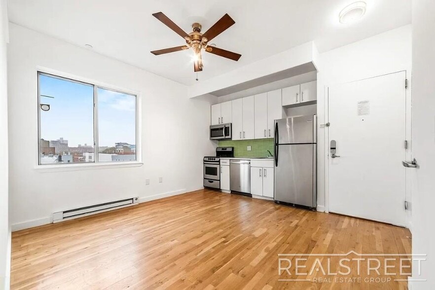 Building Photo - Modern 2-Bedroom Apartment with Private Balcony in Prime Bushwick