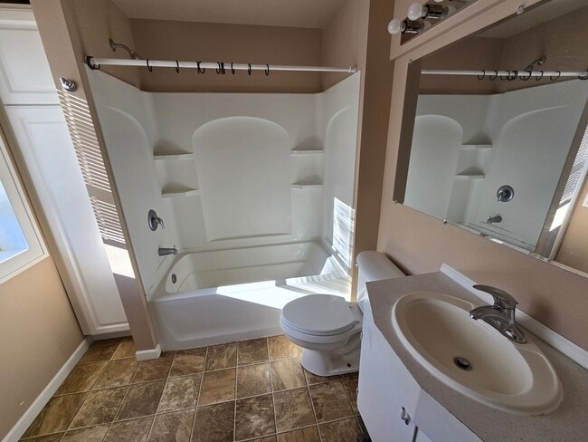 Building Photo - 802-811 11th Ave N