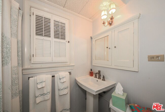 Building Photo - 1367 N Beverly Dr