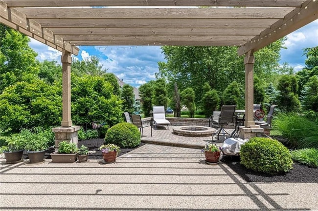 Building Photo - Immaculate Home in a Golf Course Community