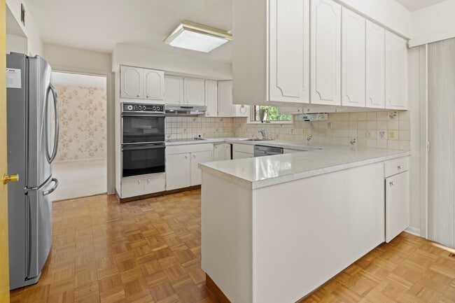 Building Photo - 4 bed 3.5 bath home in East Grand Rapids
