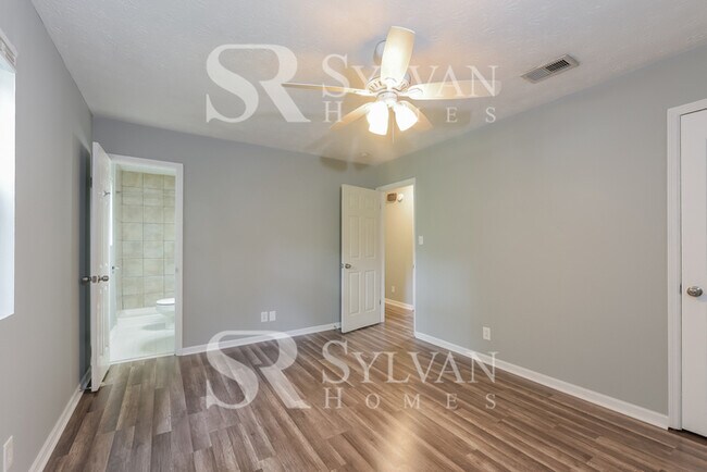 Building Photo - Don't miss out on this charming 3 BR 2 BA, home!