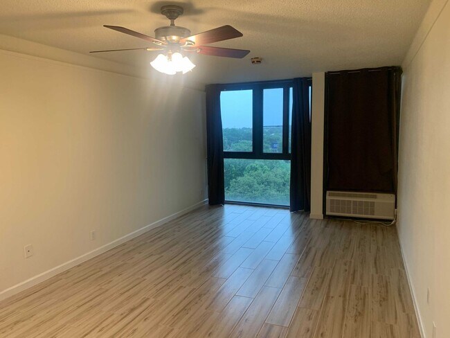 Building Photo - AMAZING STUDIO APARTMENT Near Medical Center w/ COMMUNITY POOL!