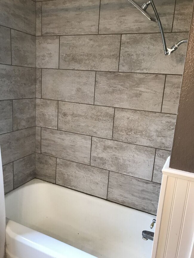 Building Photo - Pre Leasing for Fall 2026! 4/2 in Medical District!