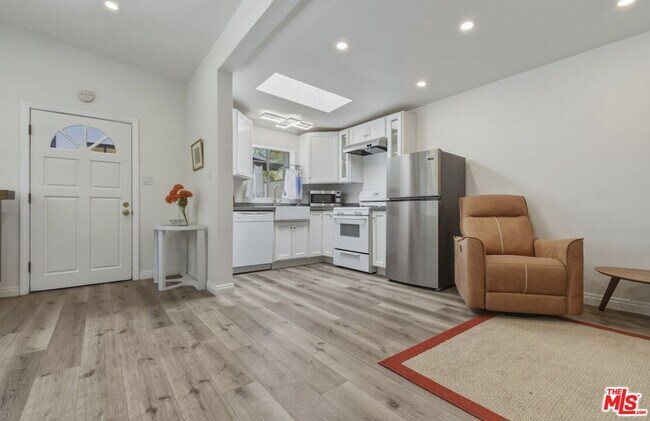 Building Photo - 653 N W Knoll Dr