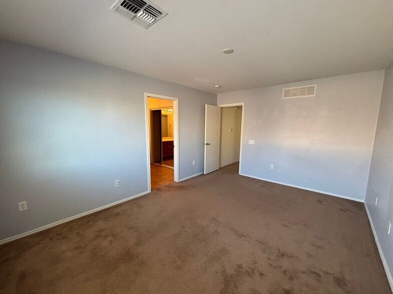 Building Photo - 6028 S Sweet Birch Ln