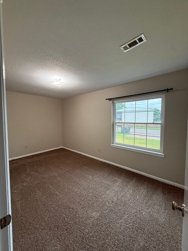 Building Photo - 205 Glenwood Ln