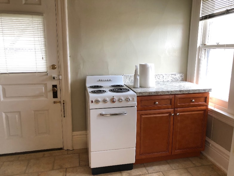 Building Photo - 1200 W 10th St