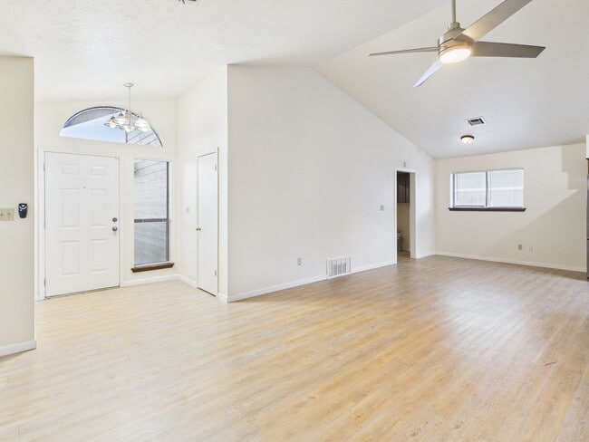 Building Photo - 3904 SW Parkridge Blvd