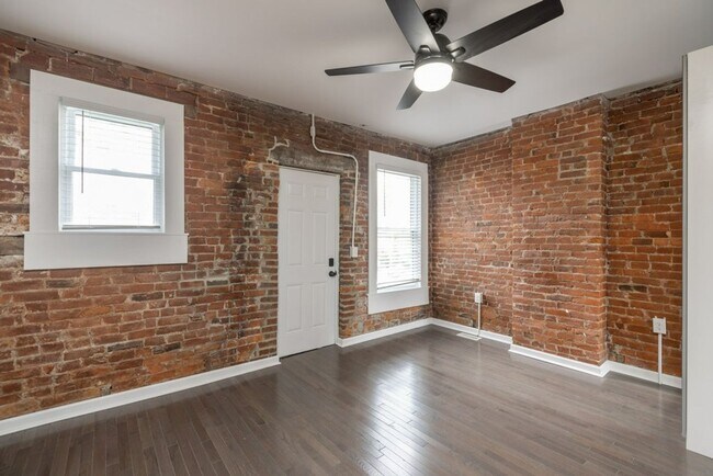 Building Photo - 162-164 E 11th Ave
